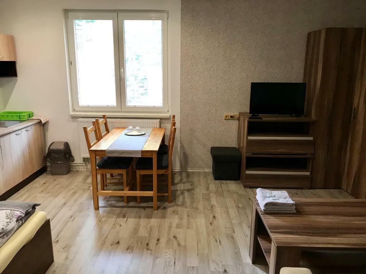 Restaurace Penzion Pod Sumarnikem Tvarozna Lhota Extérieur photo